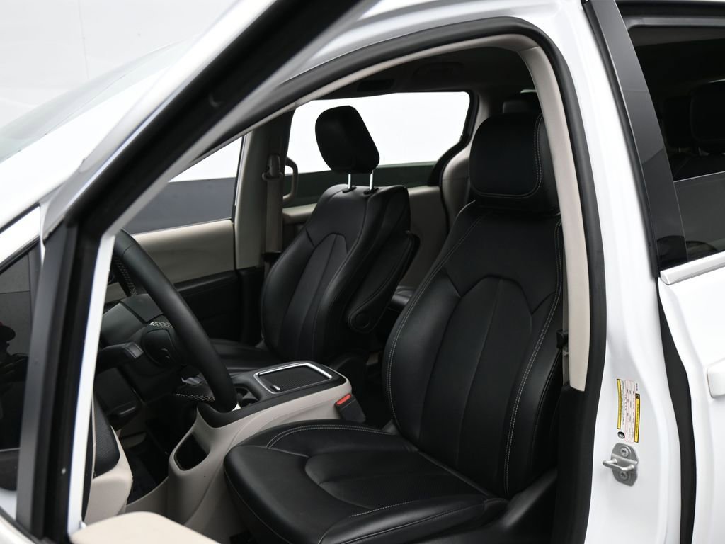 Used 2024 Chrysler Pacifica Select image 10