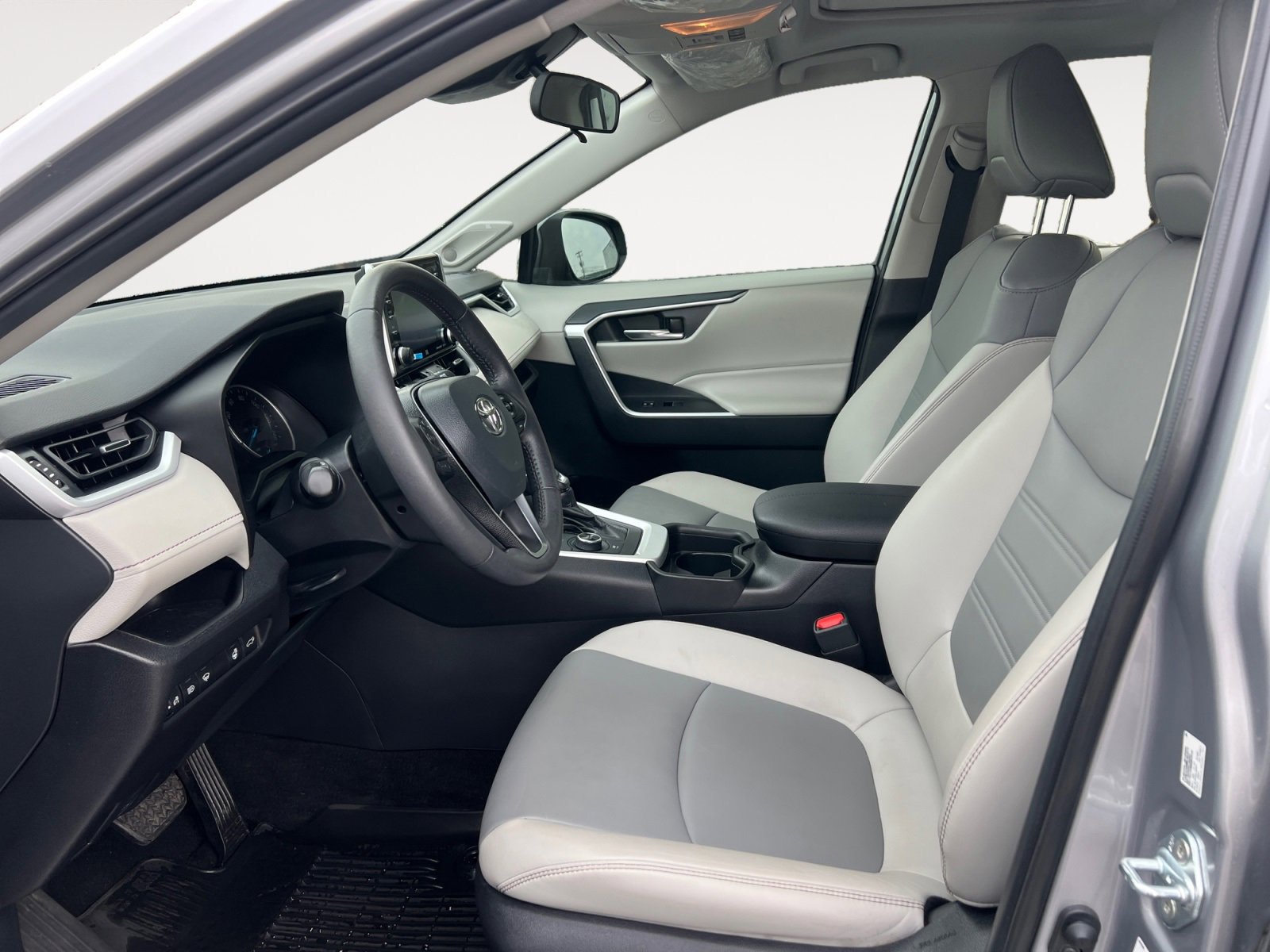 Used 2021 Toyota RAV4 XLE Premium image 9