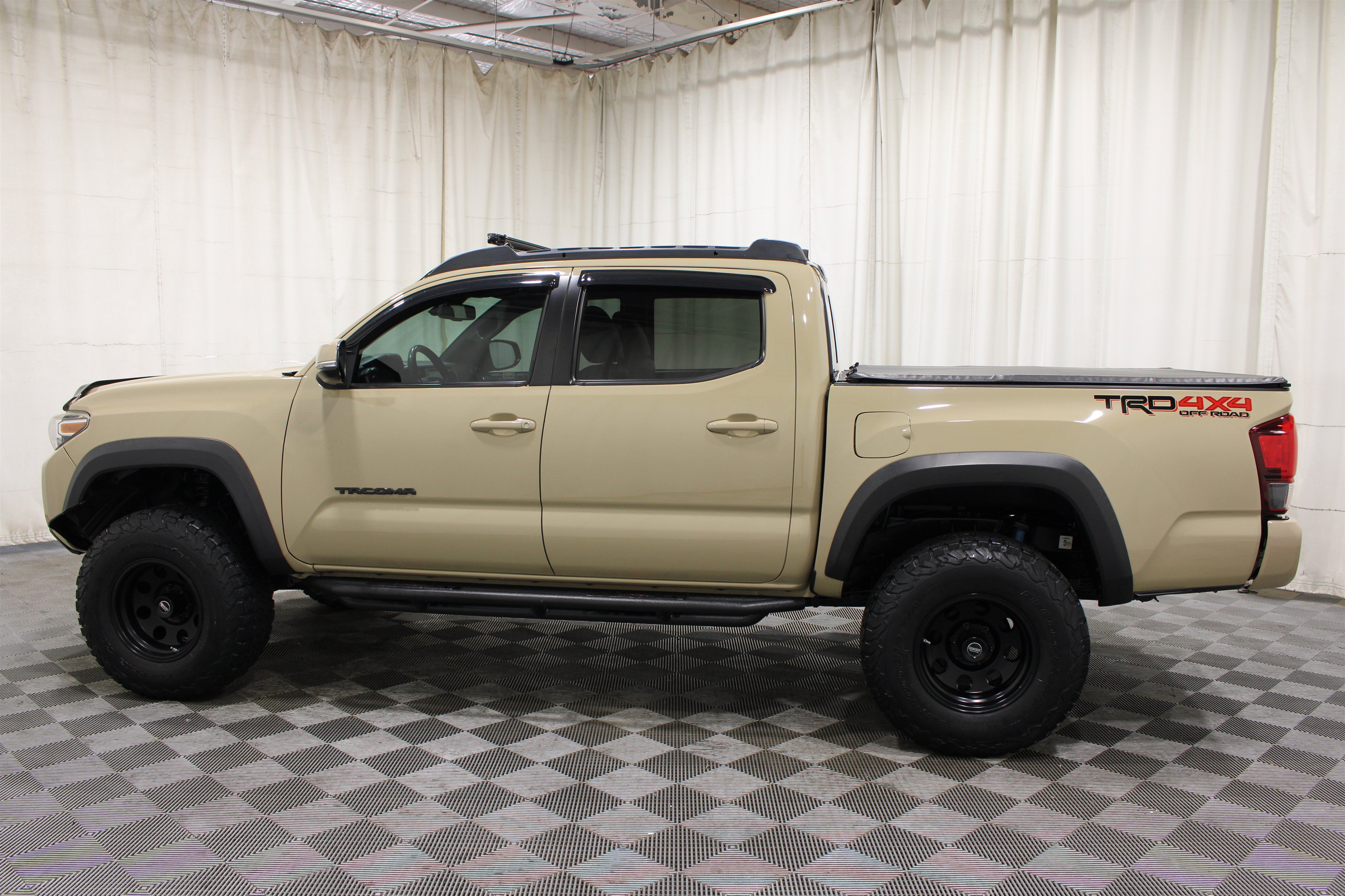 Used 2018 Toyota Tacoma TRD Off-Road w/ Technology Package AWD/4WD image 30
