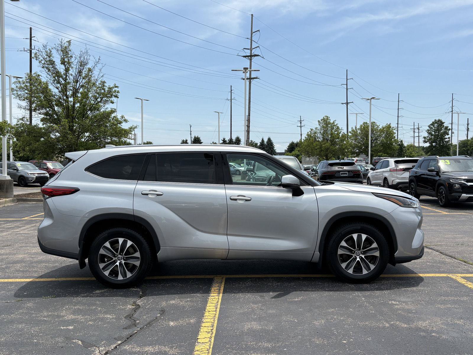 Used 2021 Toyota Highlander XLE AWD/4WD image 9