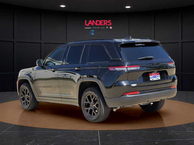 Used 2025 Jeep Grand Cherokee Altitude AWD/4WD image 2