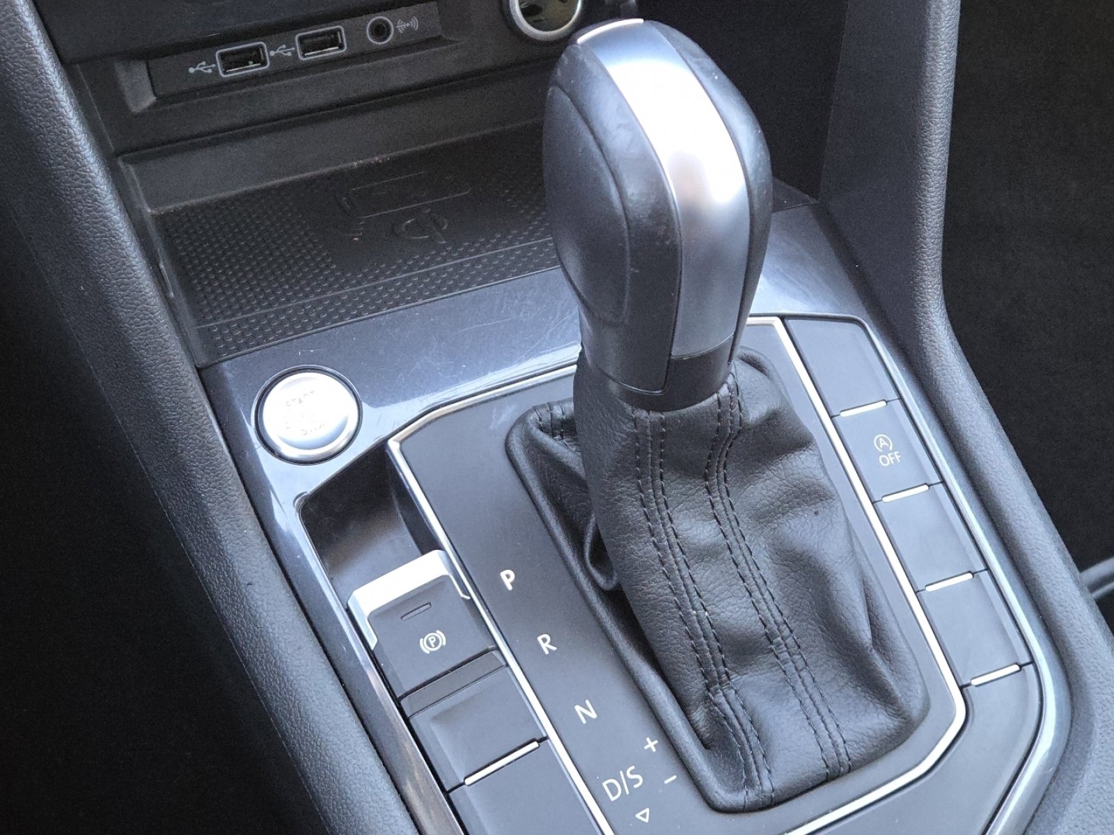 Used 2020 Volkswagen Tiguan SE image 28