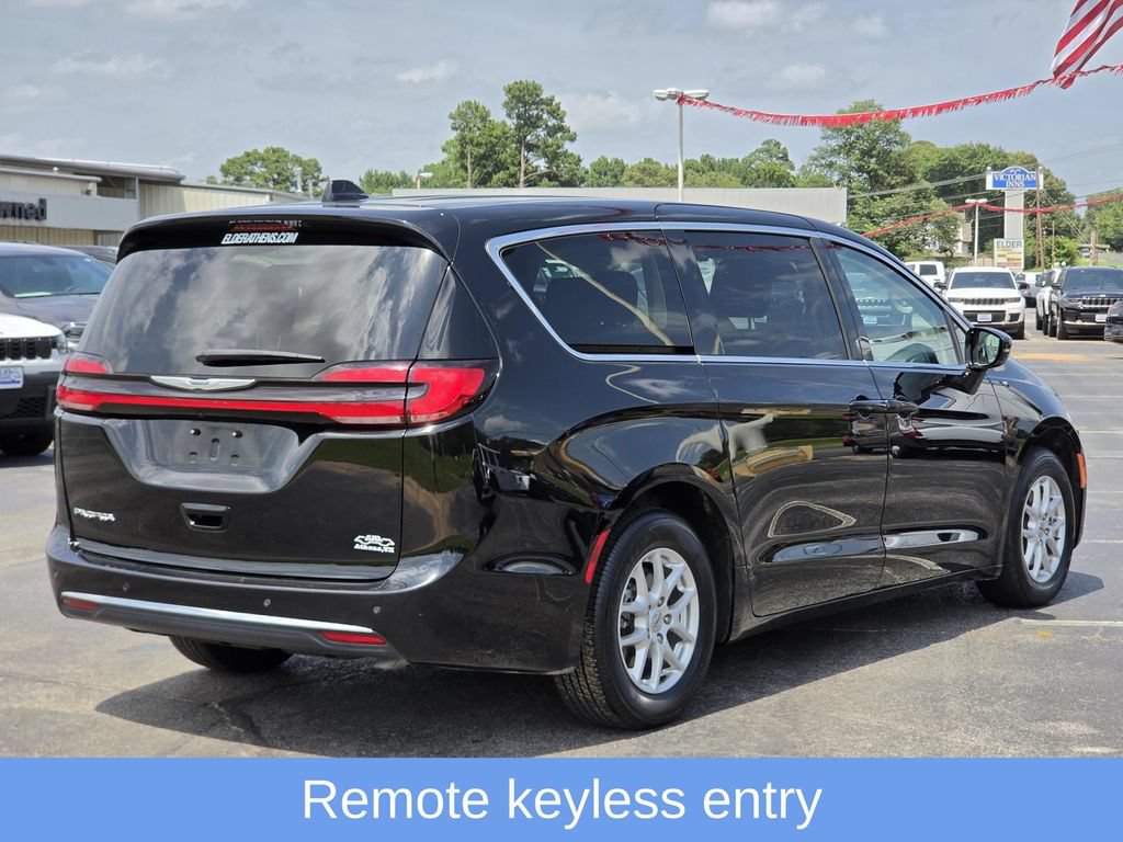 Used 2024 Chrysler Pacifica Touring-L FWD image 6