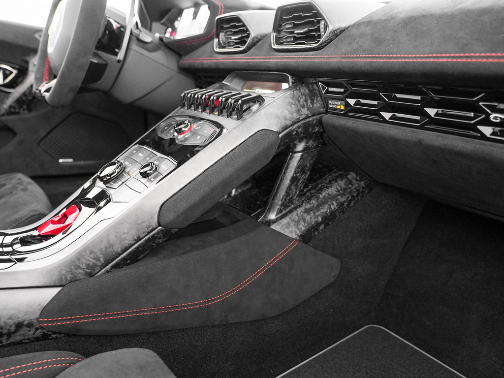 Used 2018 Lamborghini Huracan Performante AWD/4WD image 30