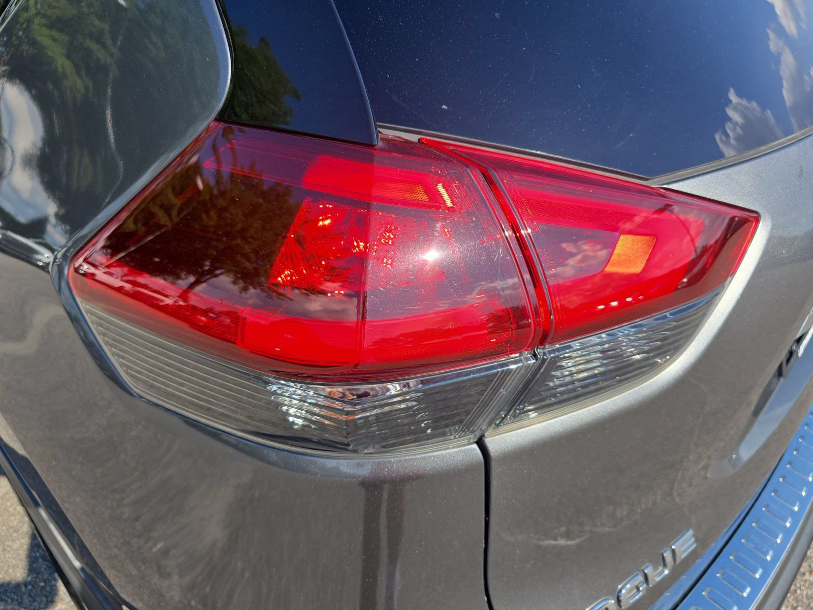 Used 2020 Nissan Rogue SV FWD image 32