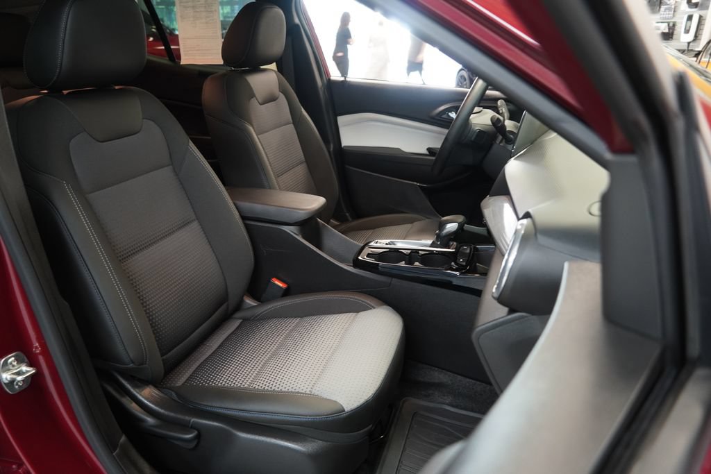 Used 2025 Chevrolet Trax LT w/ Driver Confidence Package FWD image 31