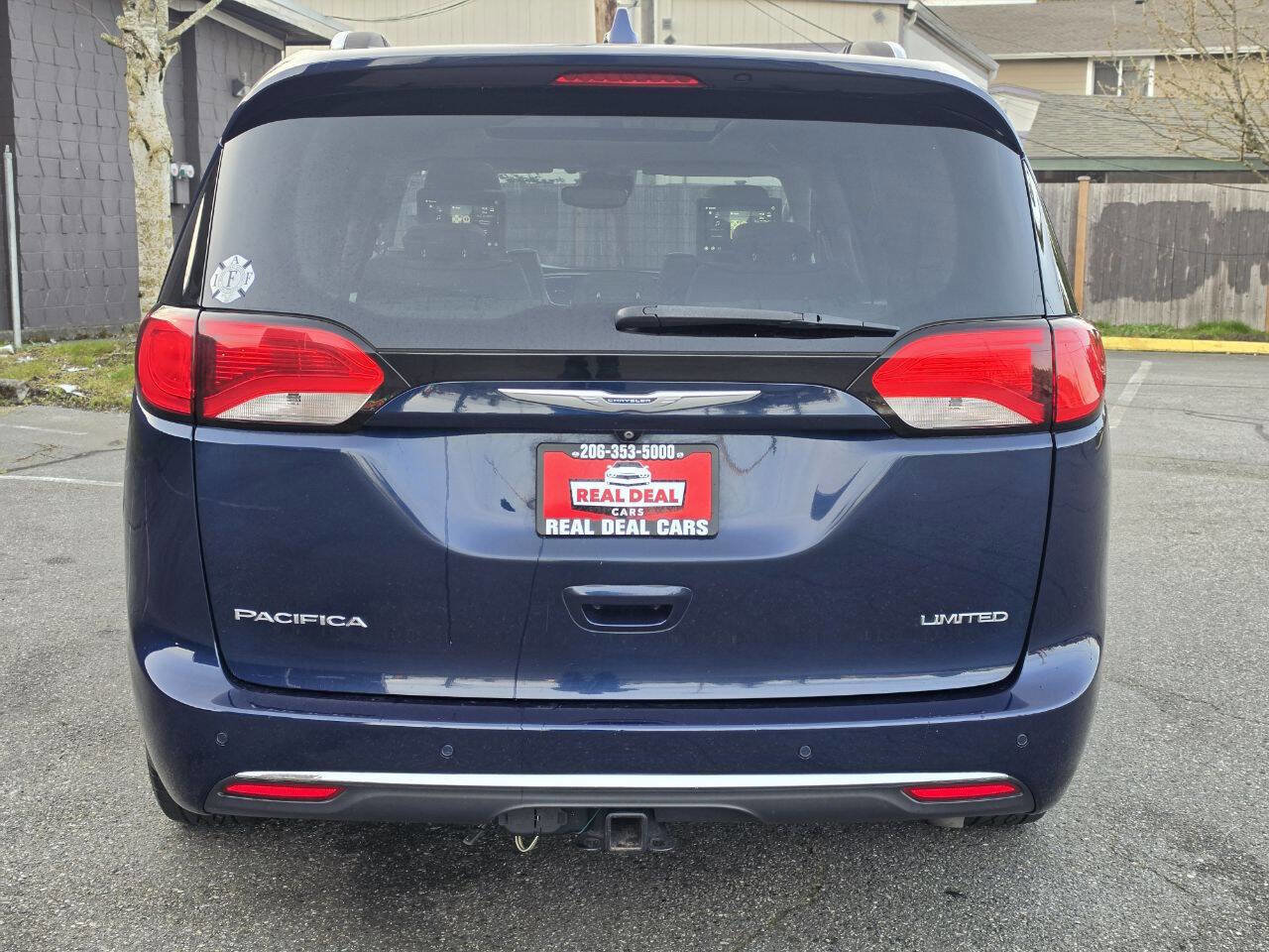 Used 2017 Chrysler Pacifica Limited w/ UConnect Theater Package FWD image 6