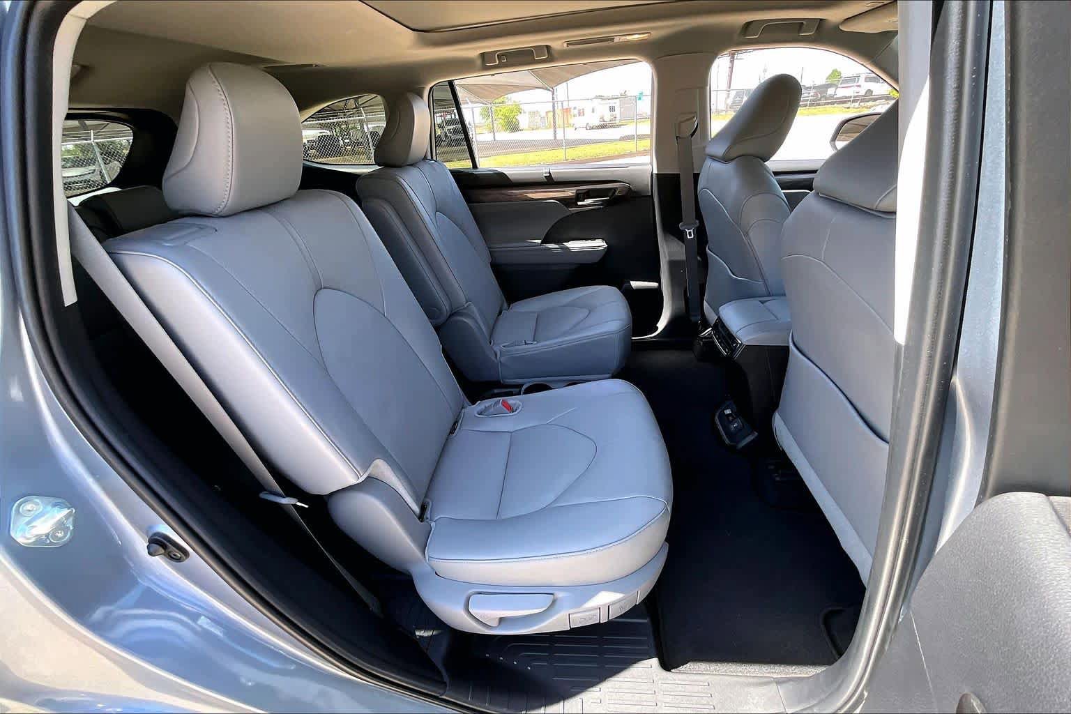 Used 2024 Toyota Highlander Platinum FWD image 19
