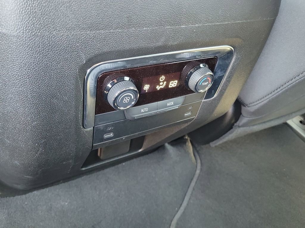 Used 2026 Chevrolet Suburban LS RWD image 21