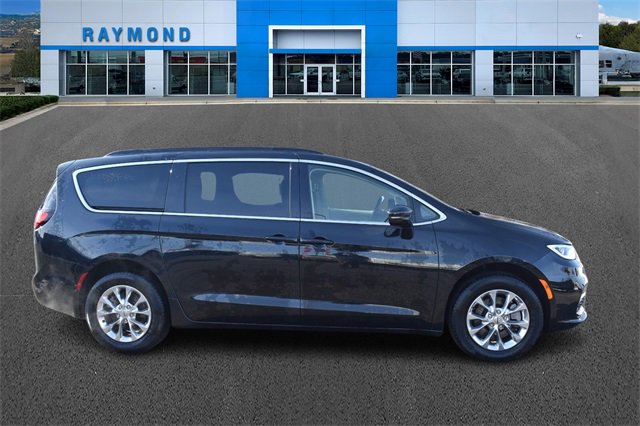 Used 2022 Chrysler Pacifica Touring-L image 2