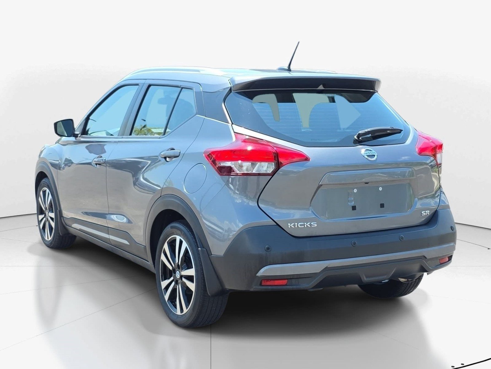 Used 2020 Nissan Kicks SR w/ SR Premium Package FWD image 6