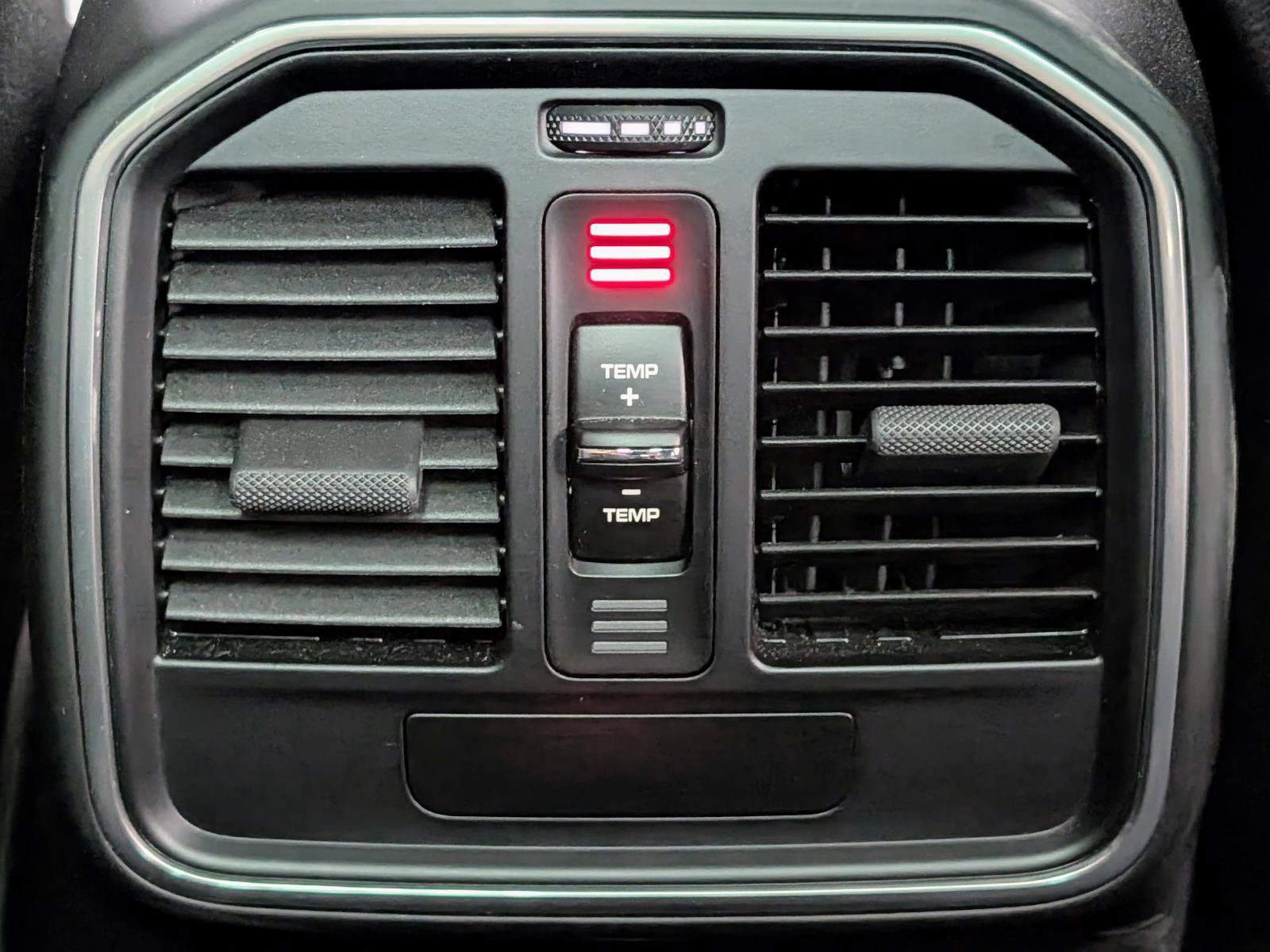 Used 2025 Porsche Macan image 19