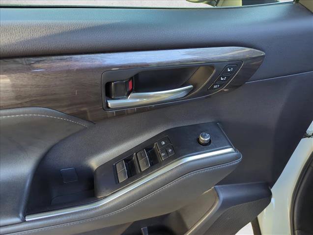 Used 2021 Toyota Highlander Limited FWD image 8