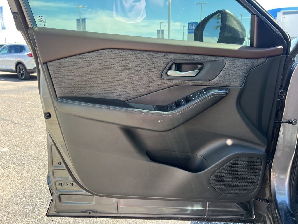 Used 2023 Nissan Rogue SV image 21