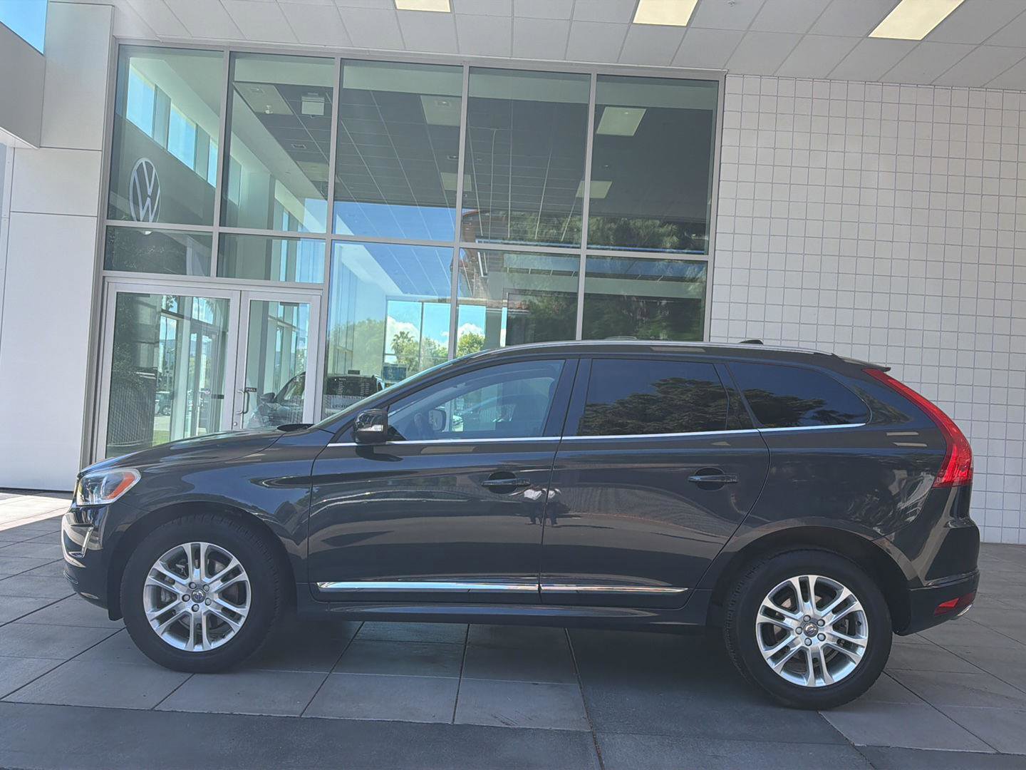 Used 2016 Volvo XC60 T5 Premier w/ Proximity Package AWD/4WD image 3