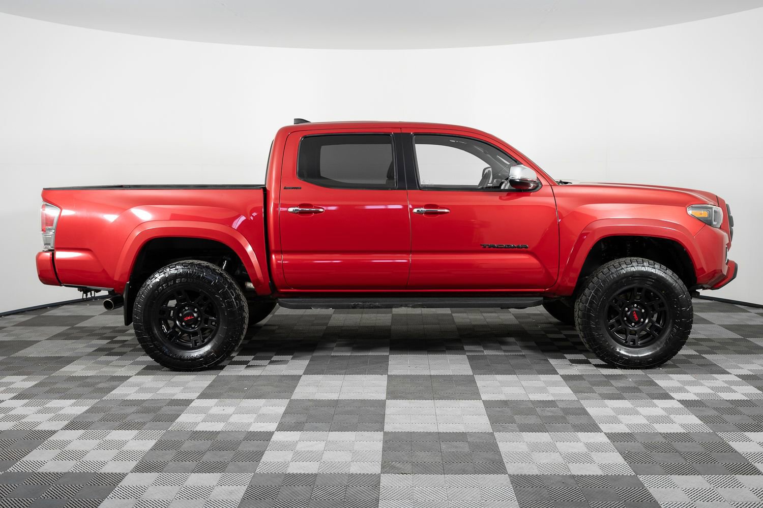 Used 2017 Toyota Tacoma Limited image 9