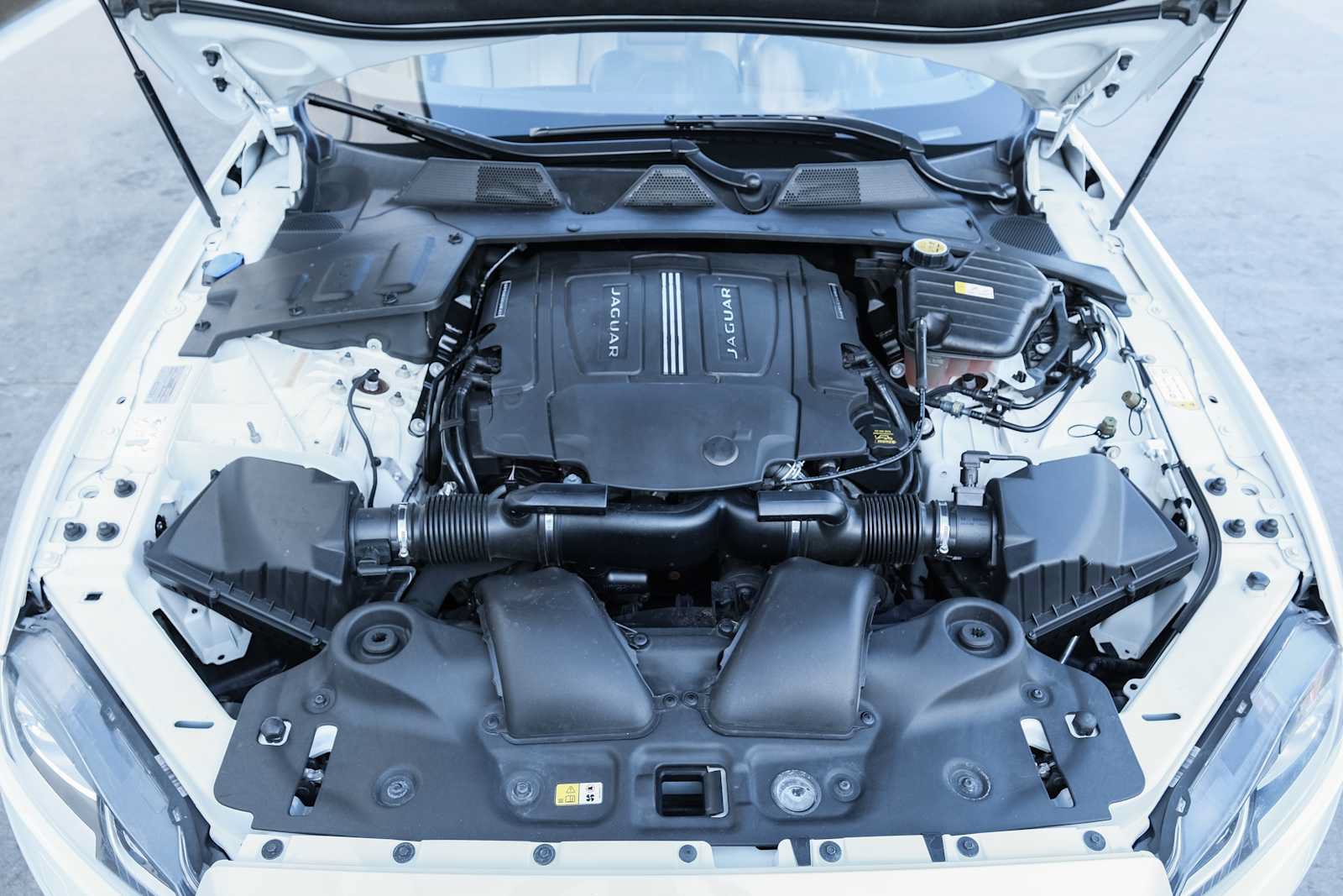 Used 2017 Jaguar XJ R-Sport RWD image 52