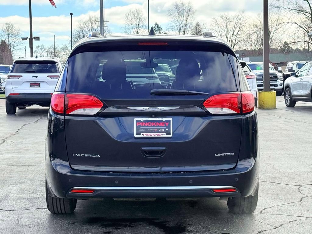 Used 2017 Chrysler Pacifica Limited image 8
