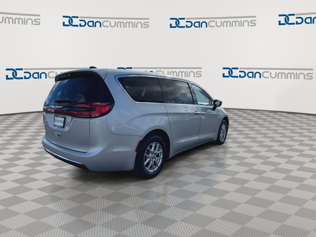 Used 2024 Chrysler Pacifica Touring-L image 8