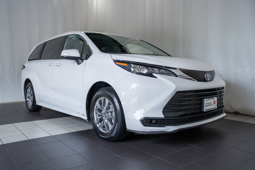 Used 2025 Toyota Sienna LE FWD image 1