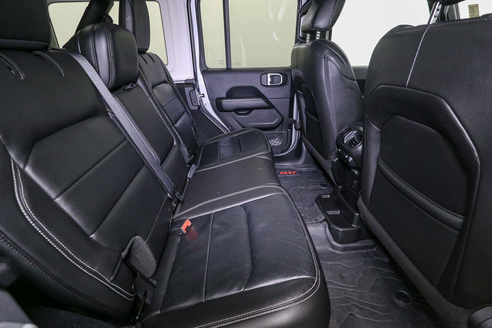 Used 2018 Jeep Wrangler Unlimited Sahara w/ Uconnect 4C Nav & Sound Group AWD/4WD image 21
