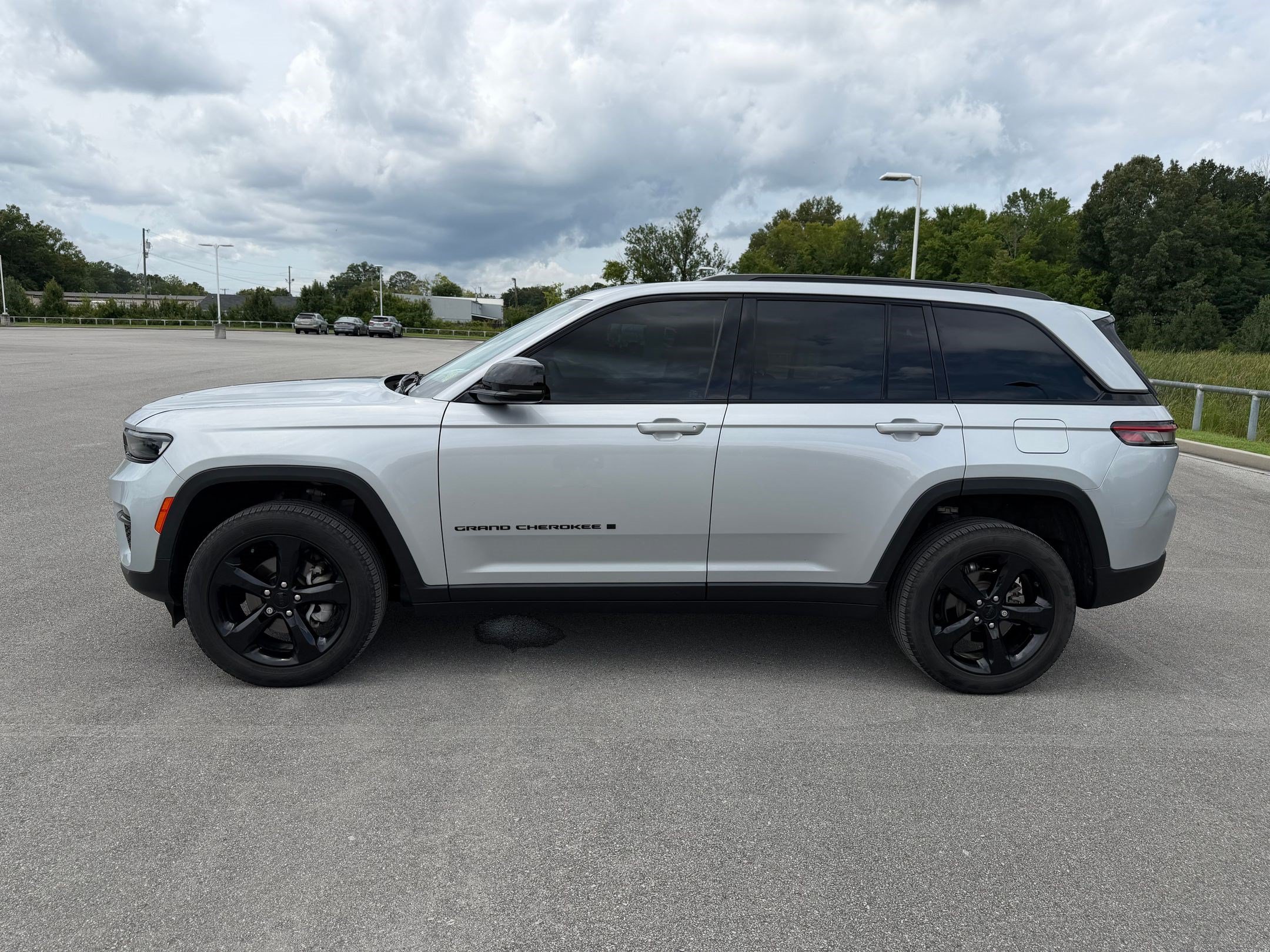 Used 2023 Jeep Grand Cherokee Limited w/ Black Appearance Package RWD image 2