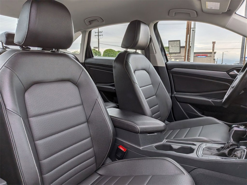 Used 2024 Volkswagen Jetta SE image 32