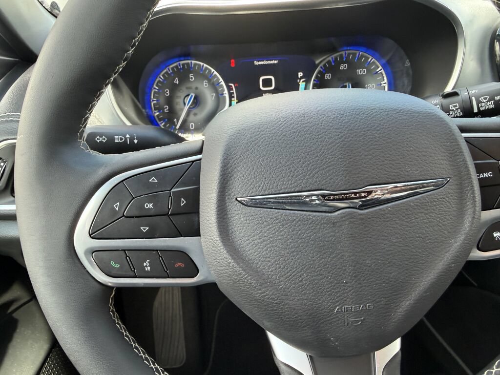 Used 2026 Chrysler Pacifica Limited FWD image 19