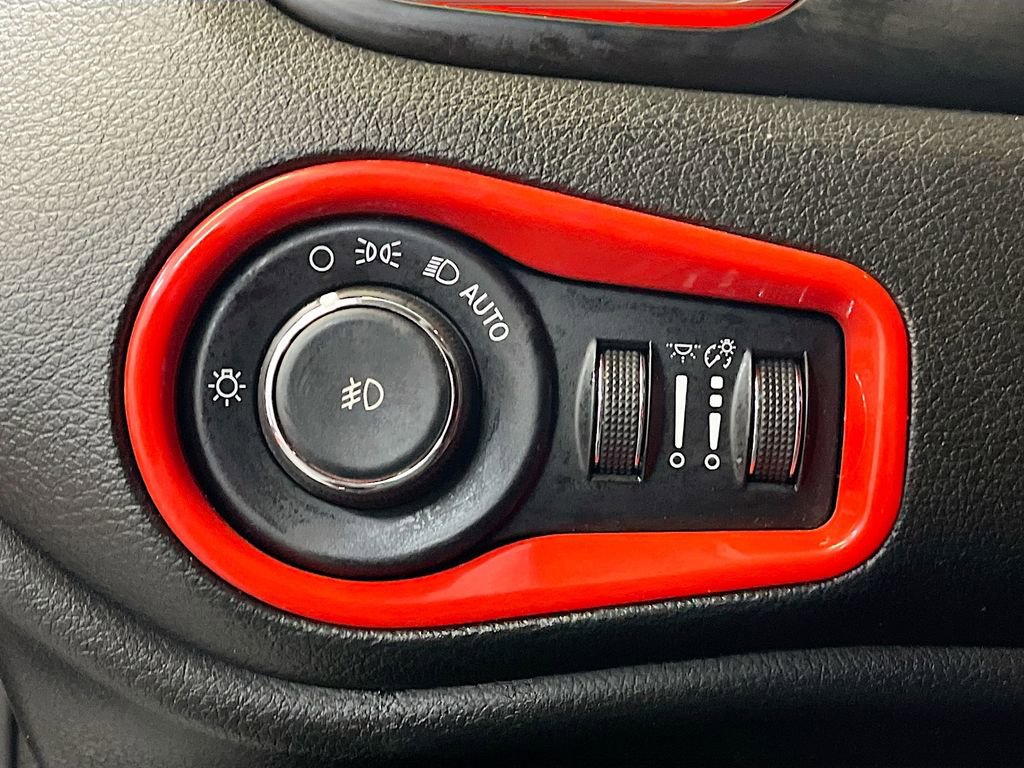 Used 2018 Jeep Renegade Latitude w/ Cold Weather Group image 10