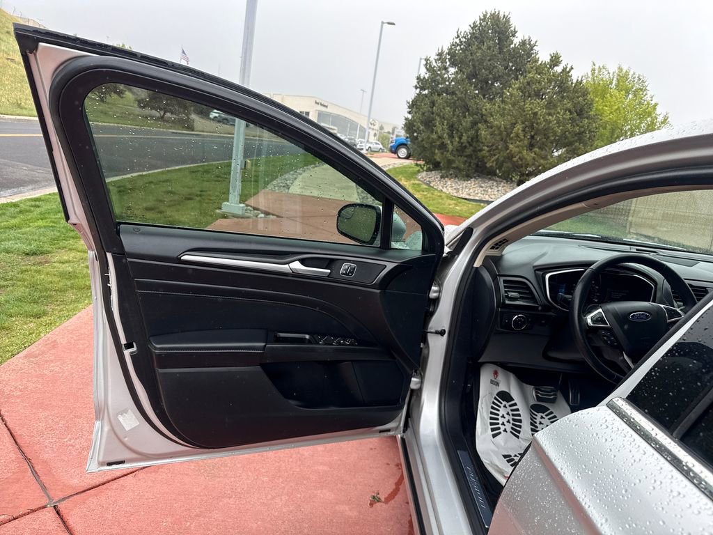 Certified 2017 Ford Fusion SE FWD image 11
