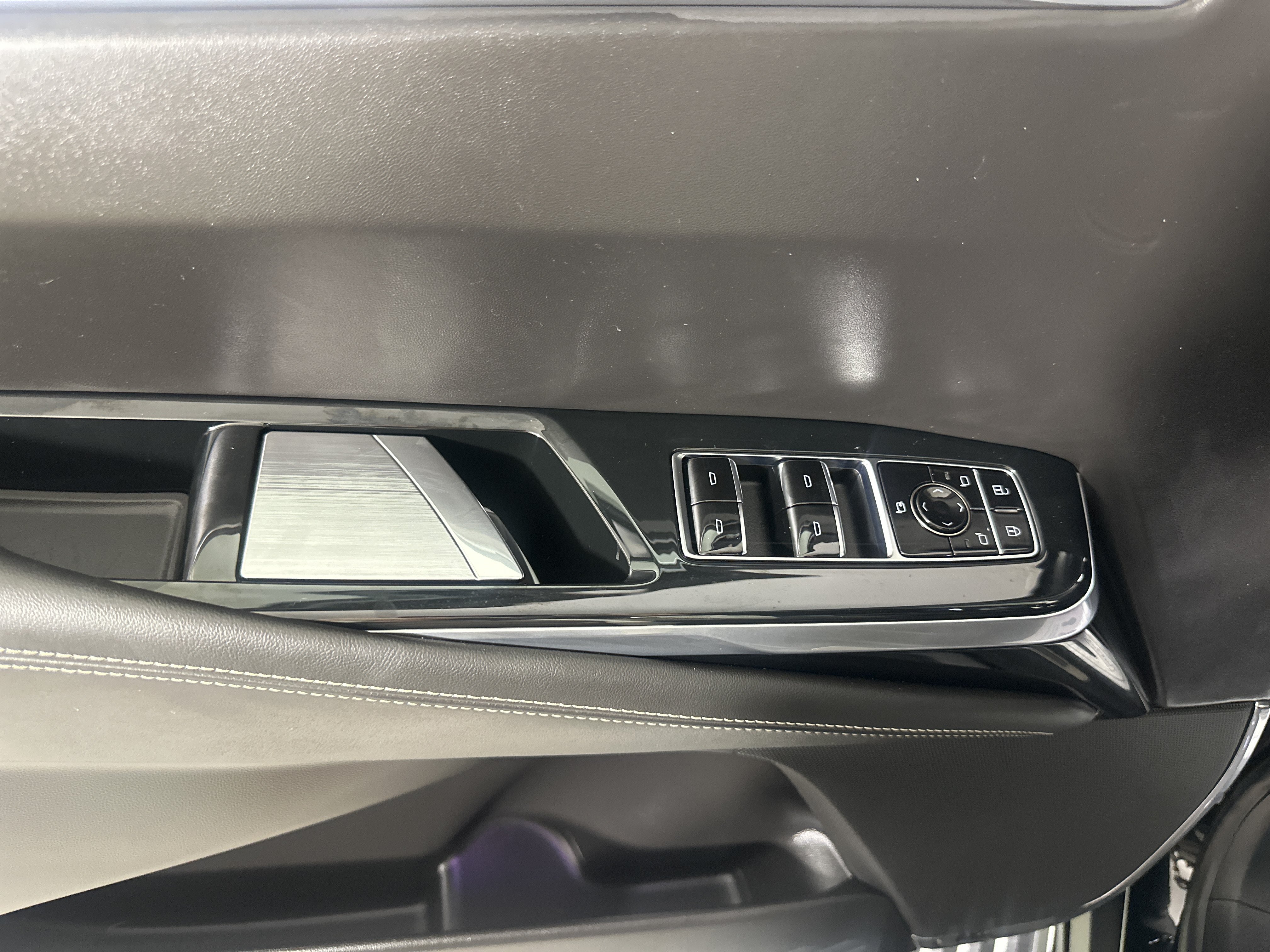 Used 2025 Cadillac Escalade V AWD/4WD image 11