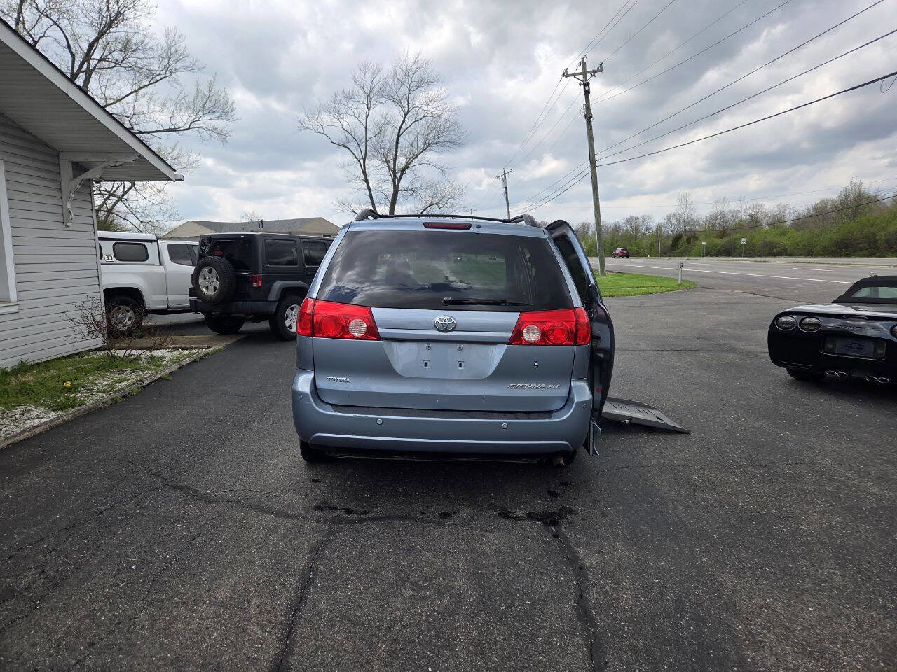 Used 2010 Toyota Sienna FWD image 6