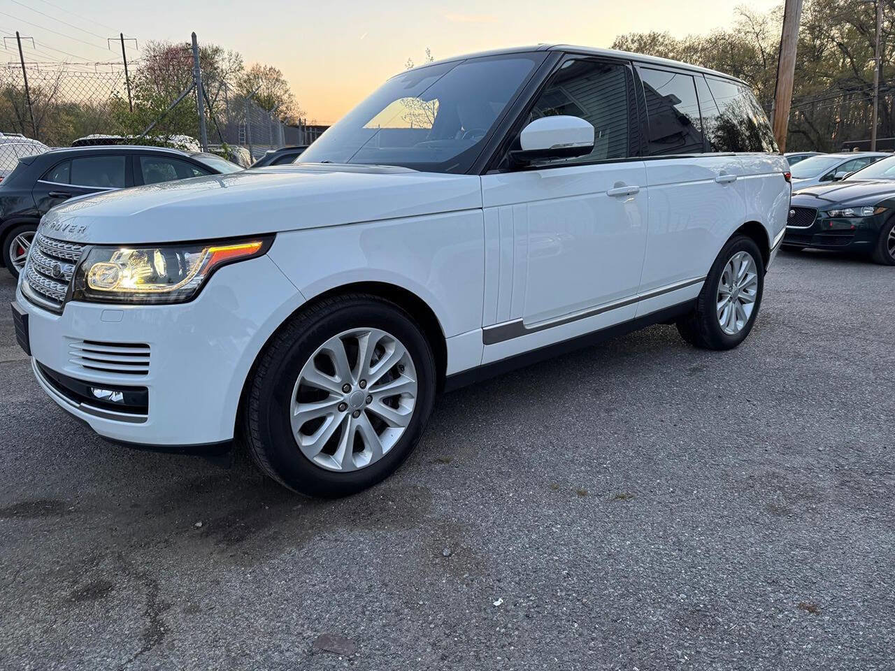 Used 2016 Land Rover Range Rover HSE image 3