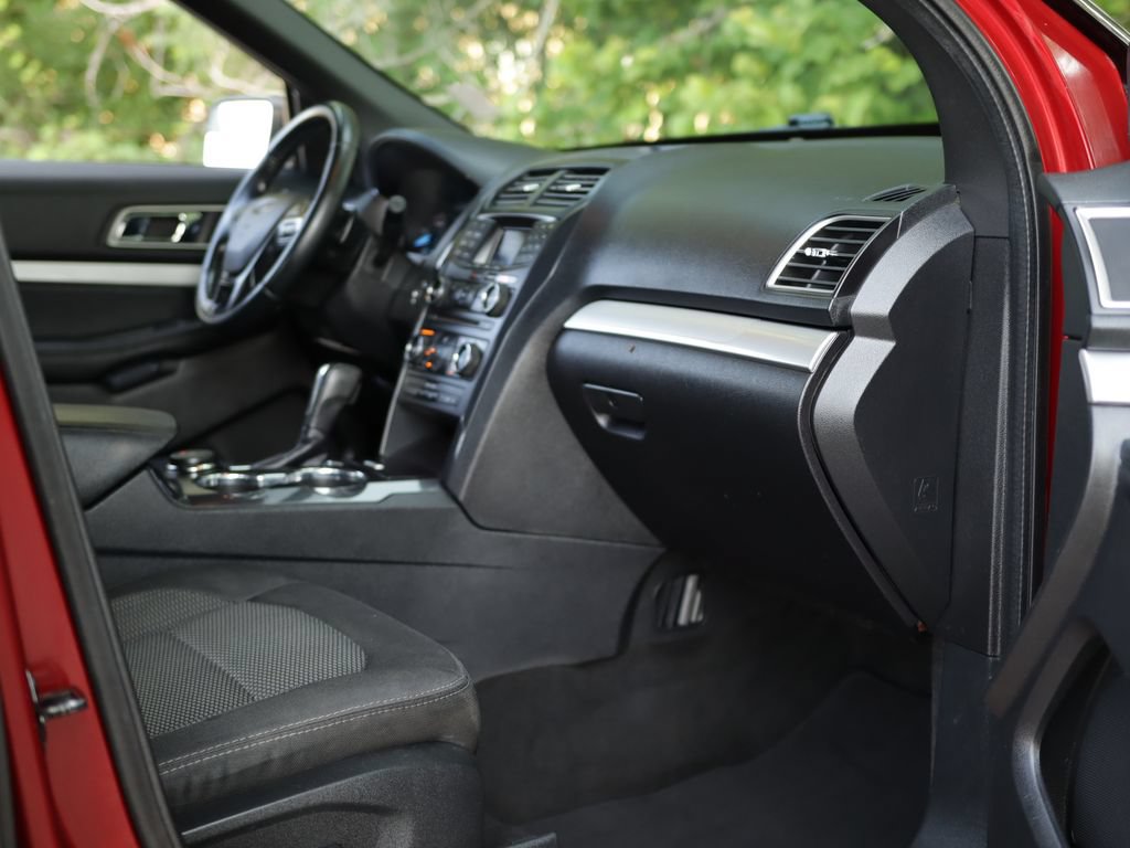 Used 2017 Ford Explorer XLT AWD/4WD image 30