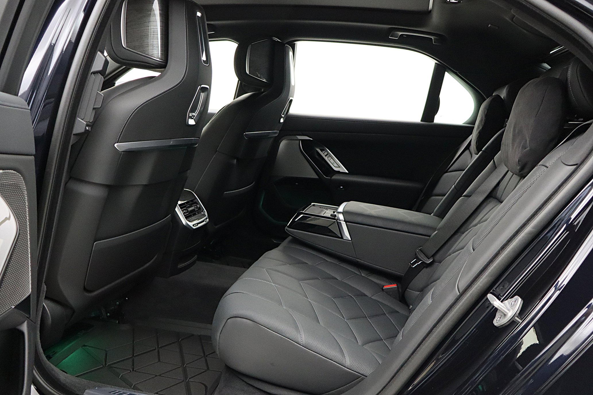 Used 2023 BMW i7 xDrive60 image 41