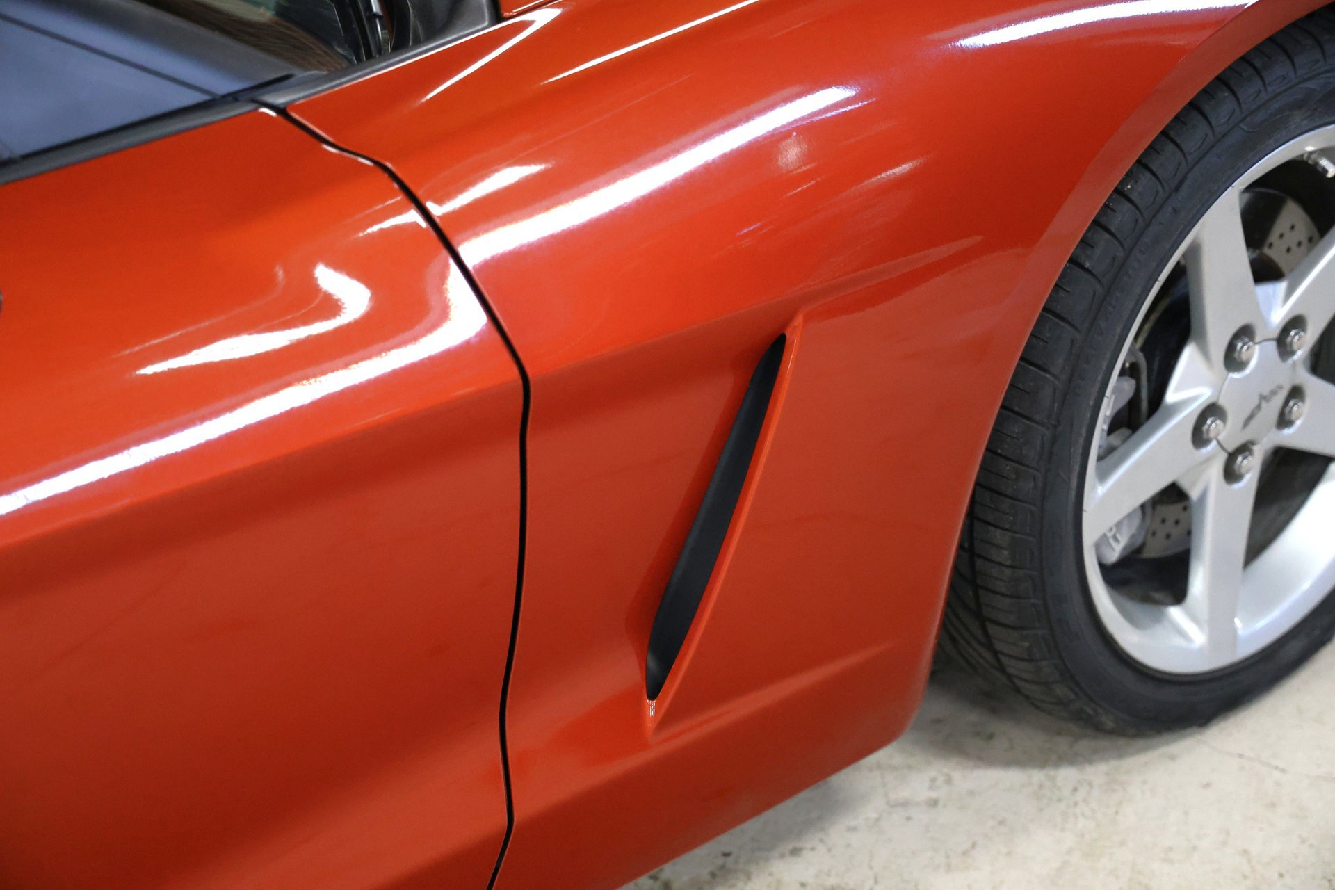 Used 2005 Chevrolet Corvette Coupe w/ Performance Handling Package image 20