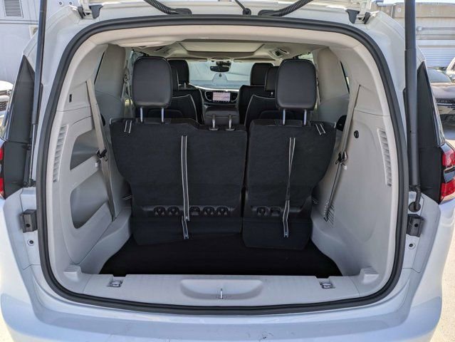 Used 2023 Chrysler Pacifica Limited FWD image 12