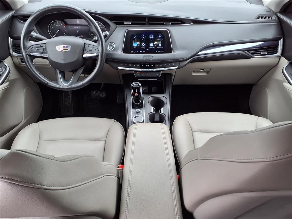 Used 2023 Cadillac XT4 Luxury w/ Cold Weather Package image 12