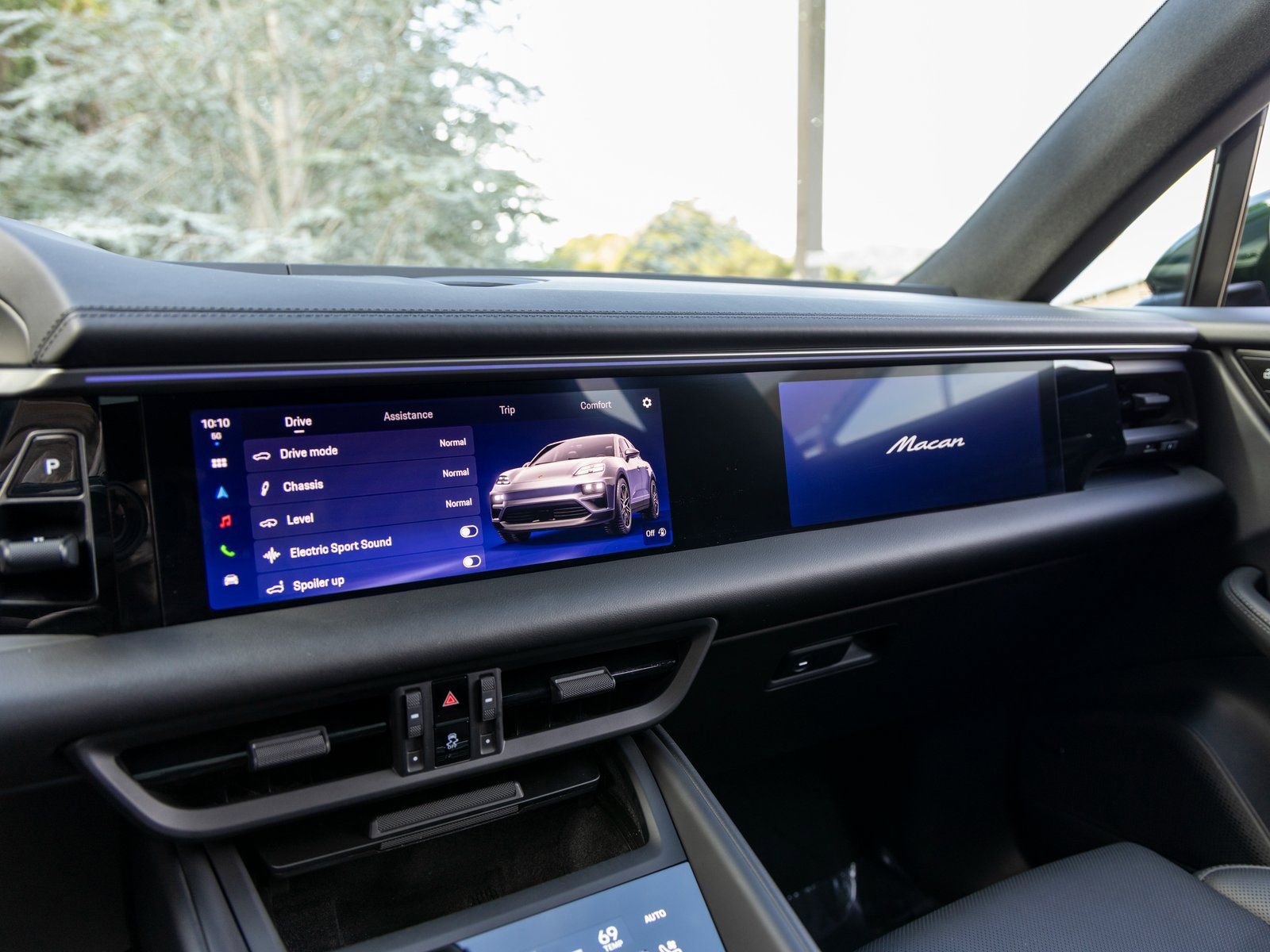 Certified 2025 Porsche Macan Electric image 34