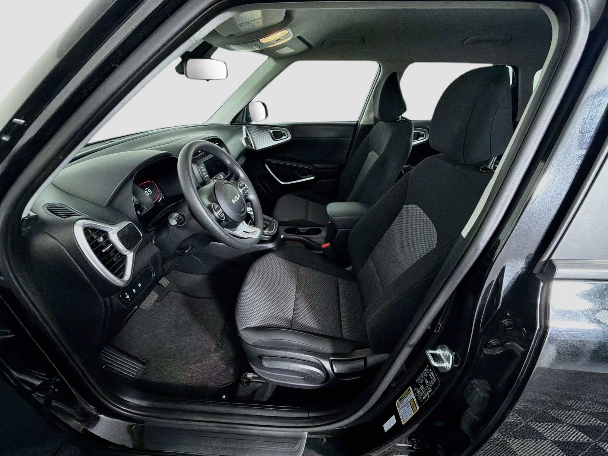 Used 2025 Kia Soul LX w/ LX Technology Package FWD image 13