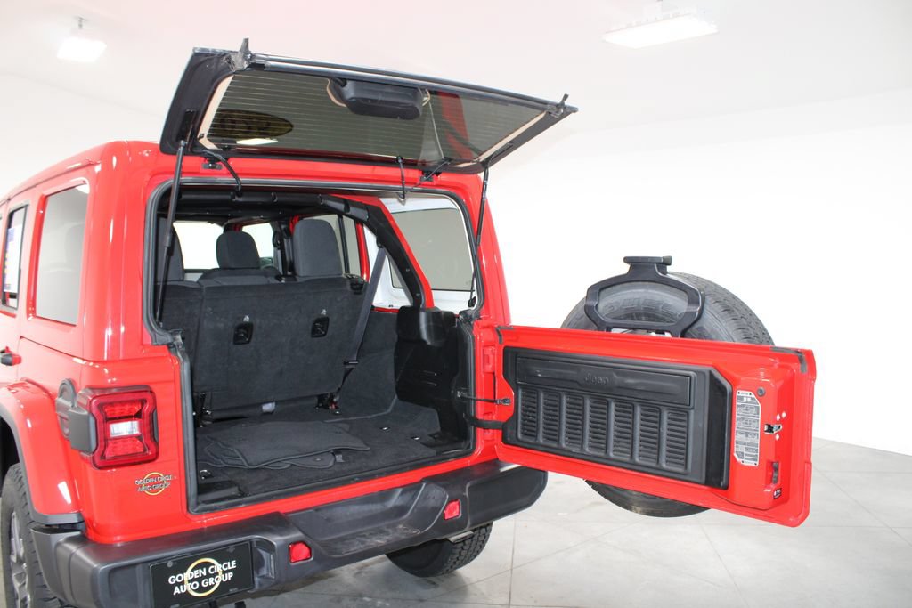 Used 2025 Jeep Wrangler Unlimited Sahara AWD/4WD image 17
