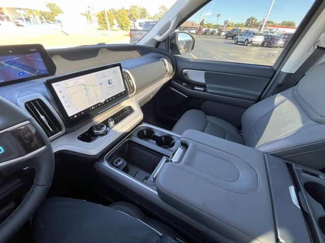 New 2025 Ford Expedition Active image 14