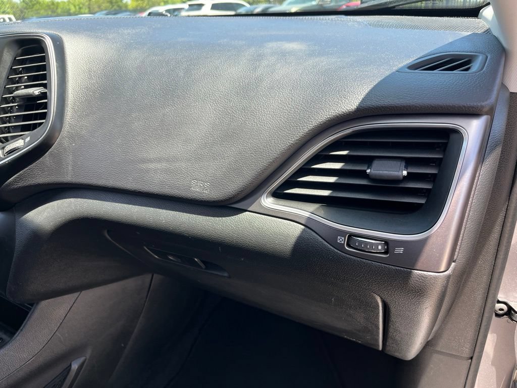 Used 2019 Jeep Cherokee Latitude Plus FWD image 30