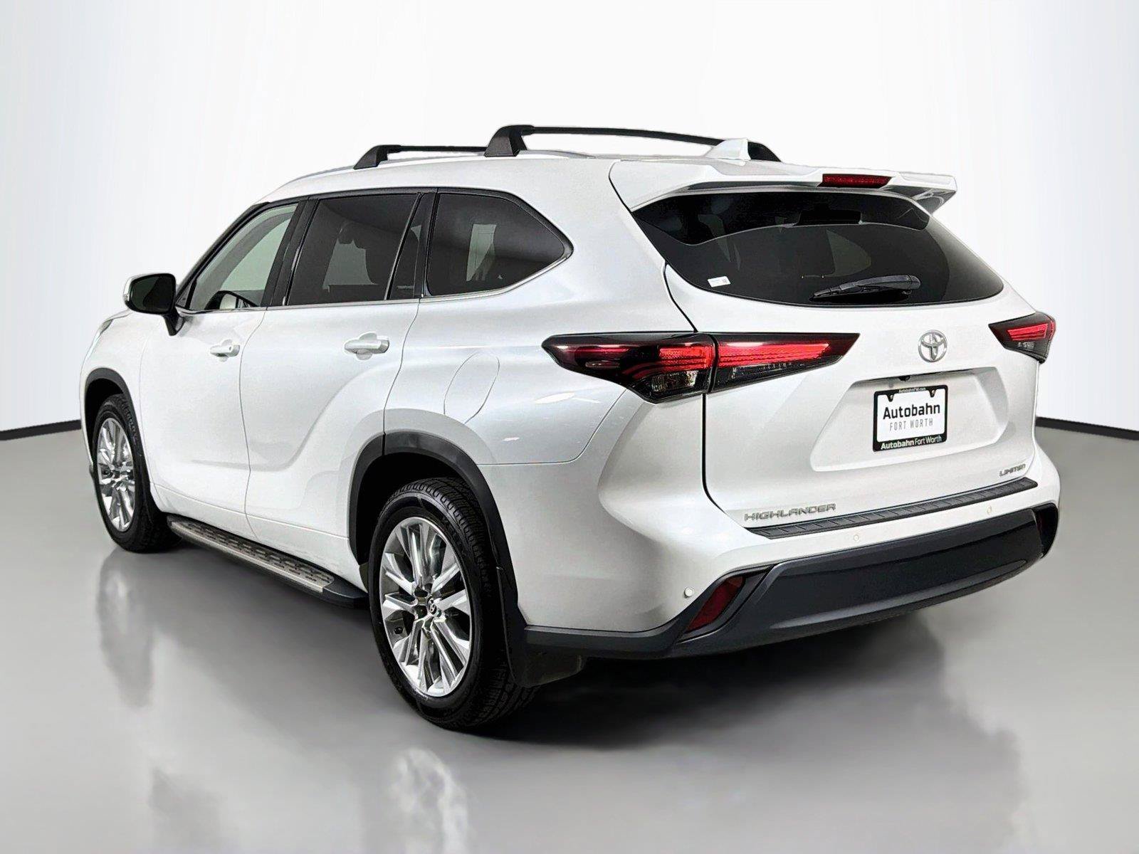 Used 2024 Toyota Highlander Limited FWD image 7