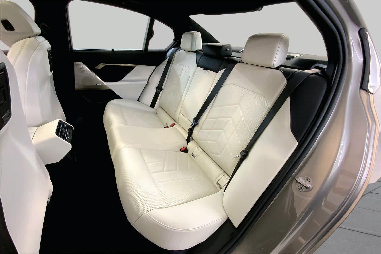 Used 2024 BMW 530i xDrive w/ Executive Package AWD/4WD image 20