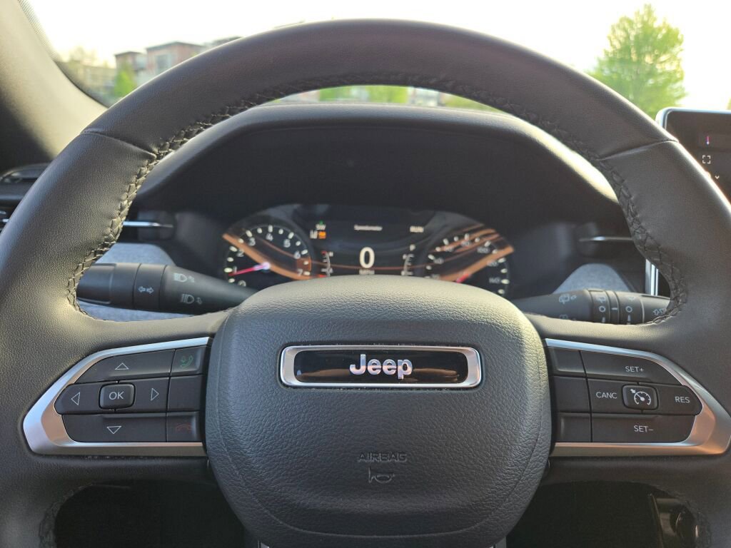 Used 2024 Jeep Compass Latitude AWD/4WD image 33