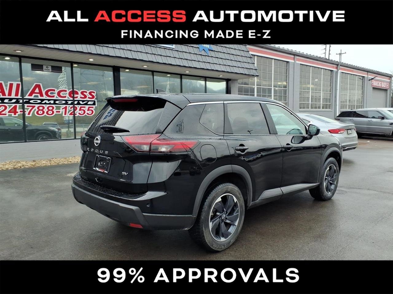 Used 2024 Nissan Rogue SV image 2