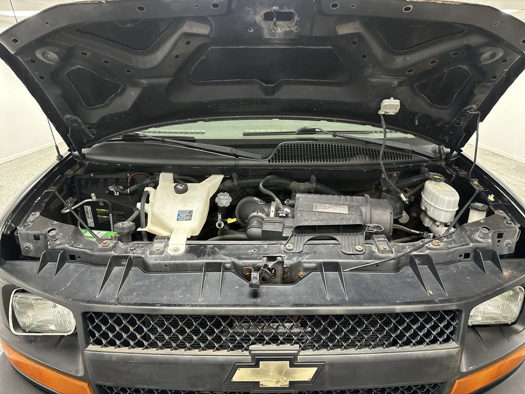 Used 2010 Chevrolet Express 2500 RWD image 16