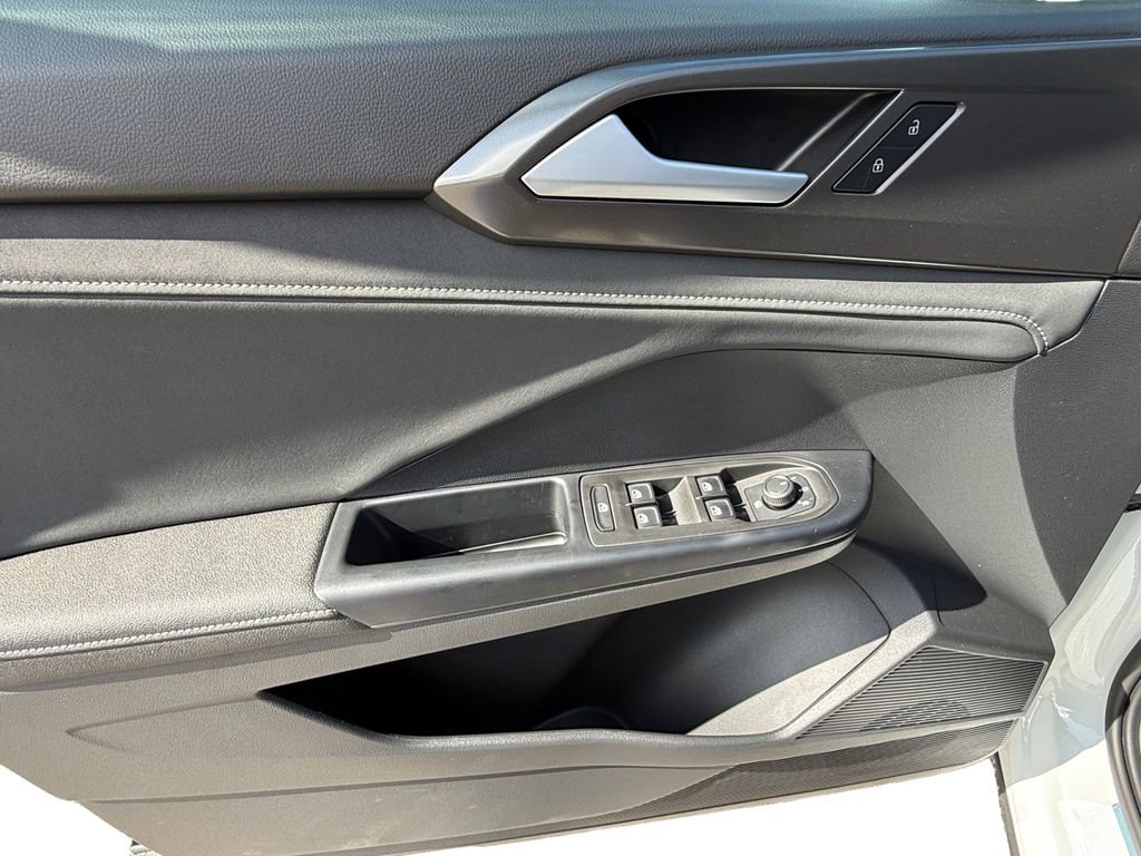 New 2025 Volkswagen Taos SE image 11