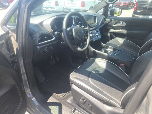 Used 2024 Chrysler Pacifica Premium FWD image 15